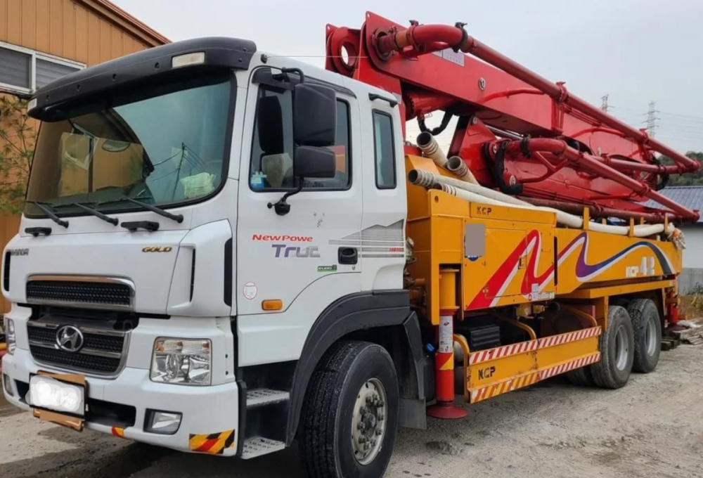 Hyundai gold KCP 42ZX170 concrete pump truck Evansville - photo 1