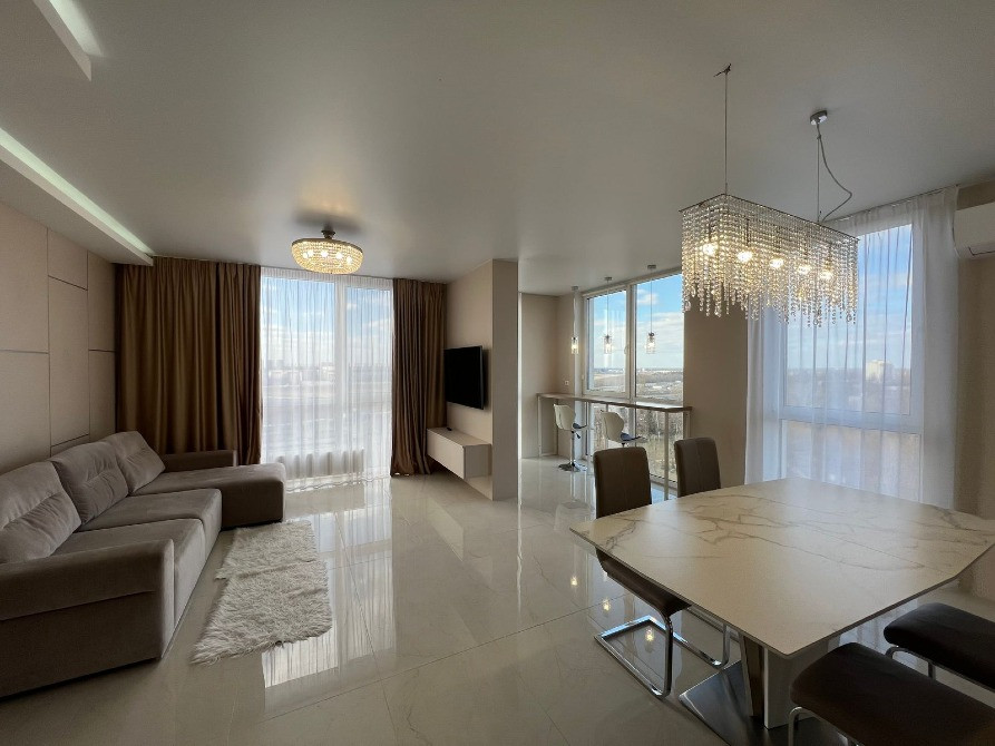 Sell 2-bedroom apartment with modern repair Milwaukee - photo 1