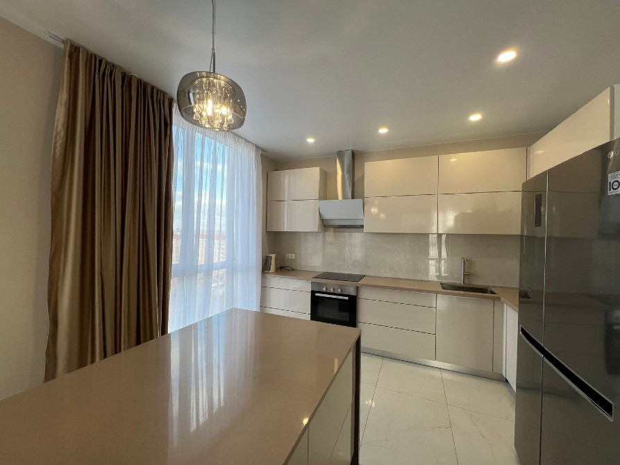 Sell 2-bedroom apartment with modern repair Milwaukee - photo 4