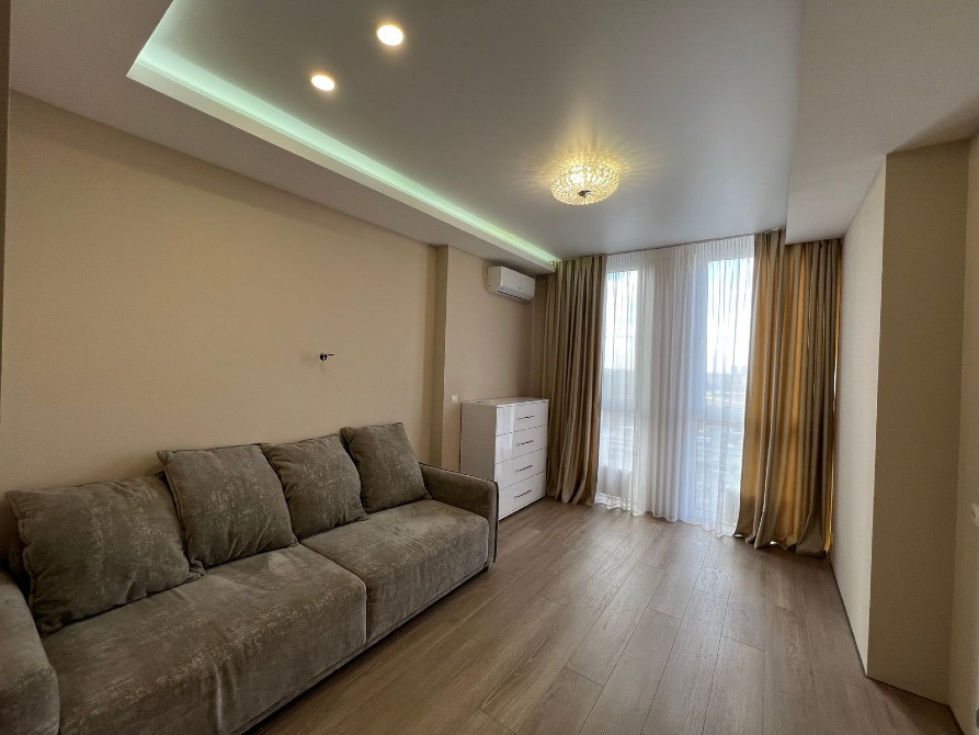 Sell 2-bedroom apartment with modern repair Milwaukee - photo 3