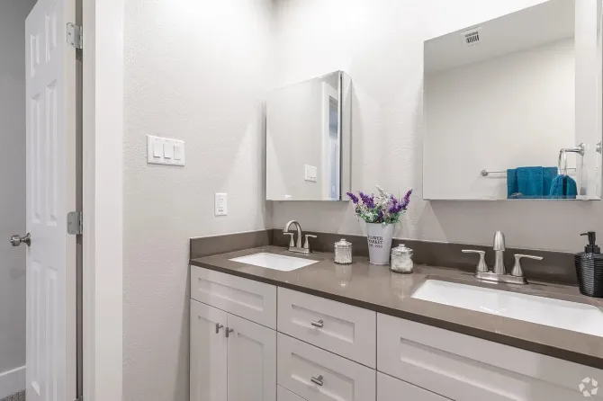 Texas City, TX Two-story apartments for vacation and living near Houston and the waterfront. Texas City - photo 8