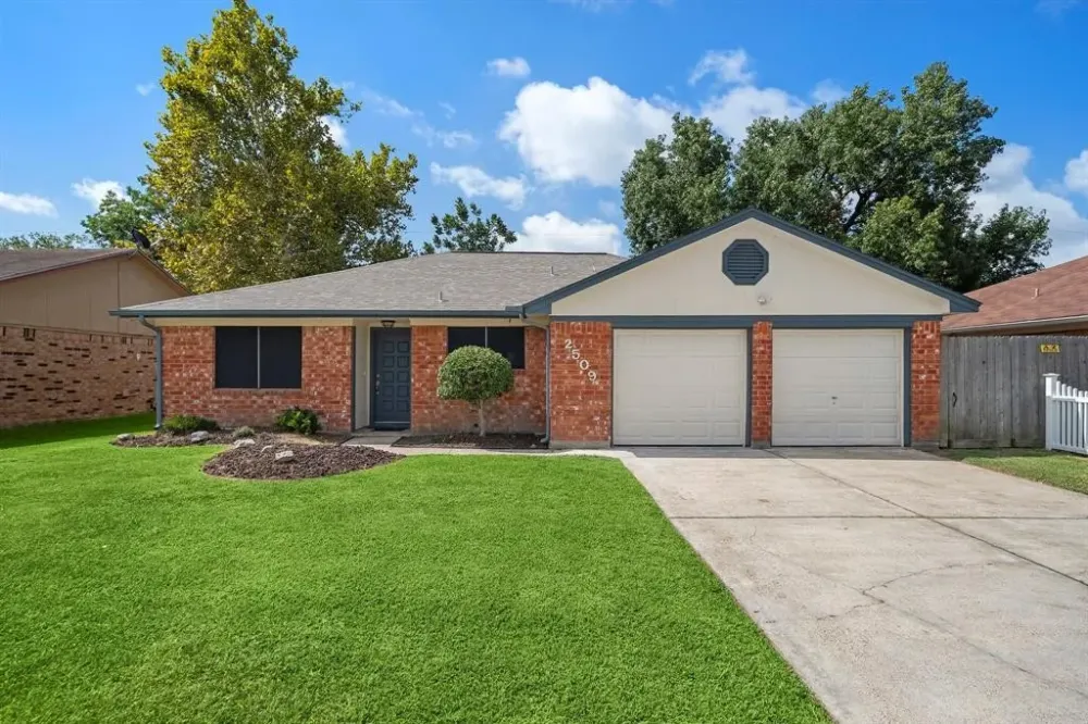 Spacious 2-Bedroom Condo, 1,200 sq ft, Near Downtown Austin - photo 2