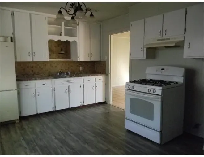 Cozy 4-Bedroom Home with Garage, 2,050 sq ft Raleigh - photo 5