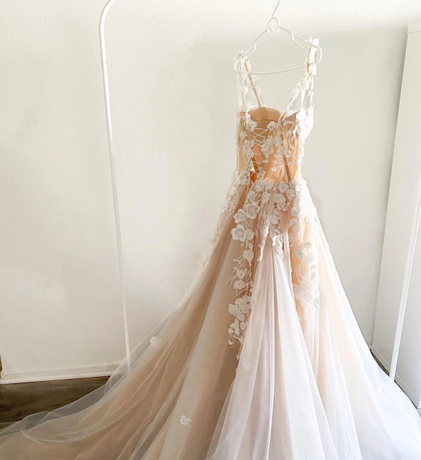 Gently Worn A-Line Wedding Gown. Size 10, Lace Train Coeur d'Alene - photo 2