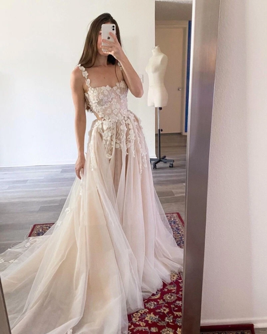 Gently Worn A-Line Wedding Gown. Size 10, Lace Train Coeur d'Alene - photo 1